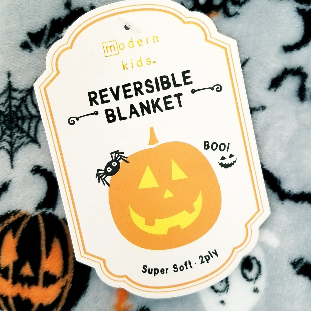 Halloween Holiday Reversible Sherpa Blanket Modern Kids Pumpkins Ghosts Bats NWT - Picture 4 of 8